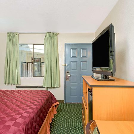 Travelodge Sacramento/רנצ'ו קורדובה מראה חיצוני תמונה